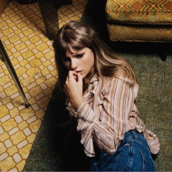 Taylor Swift this is me trying friendship bracelet - Picture 2 of 3